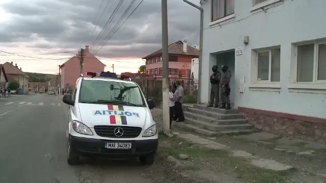 Scene de GROAZA la Sibiu! Fanii Stelei, atacati de localnici! Unui suporter i-au taiat mana cu TOPORUL! "Au crezut ca urineaza pe gardul lor, e rau de tot!"