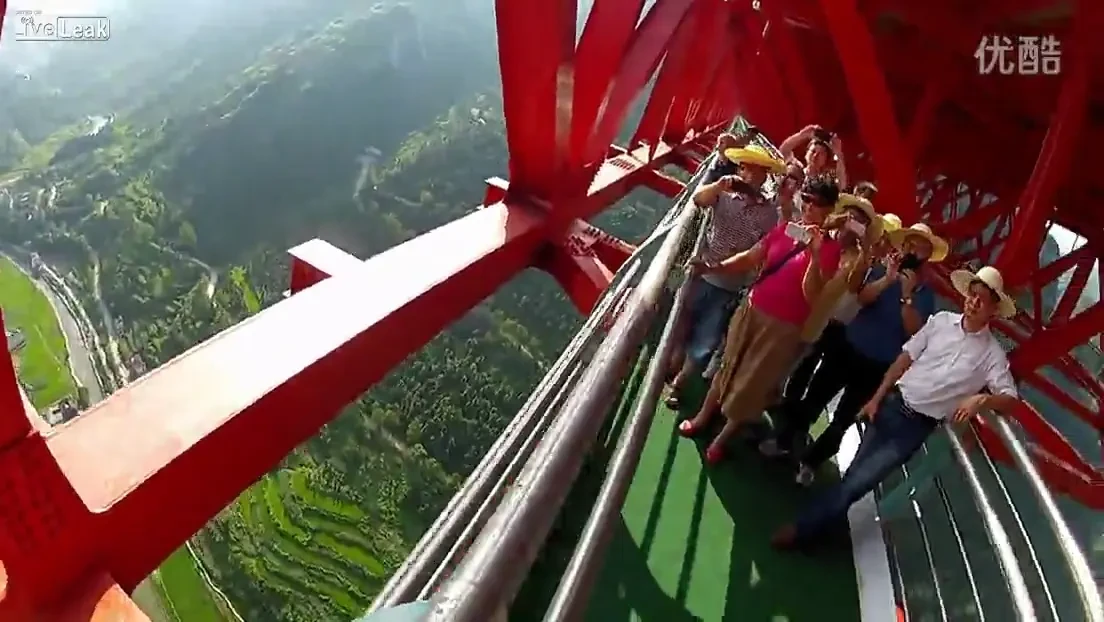 VIDEO Imagini ULUITOARE! Primul om care se arunca de pe cel mai MARE pod din lume! Ai avea curaj sa faci asa ceva?