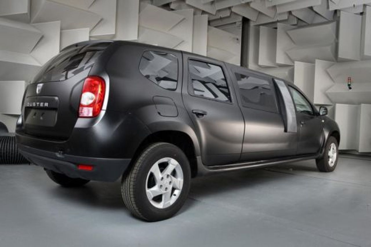 VIDEO: Dacia Duster LIMUZINA arata BESTIAL! Are aproape 6 metri, plasme si conexiune la Android!_2