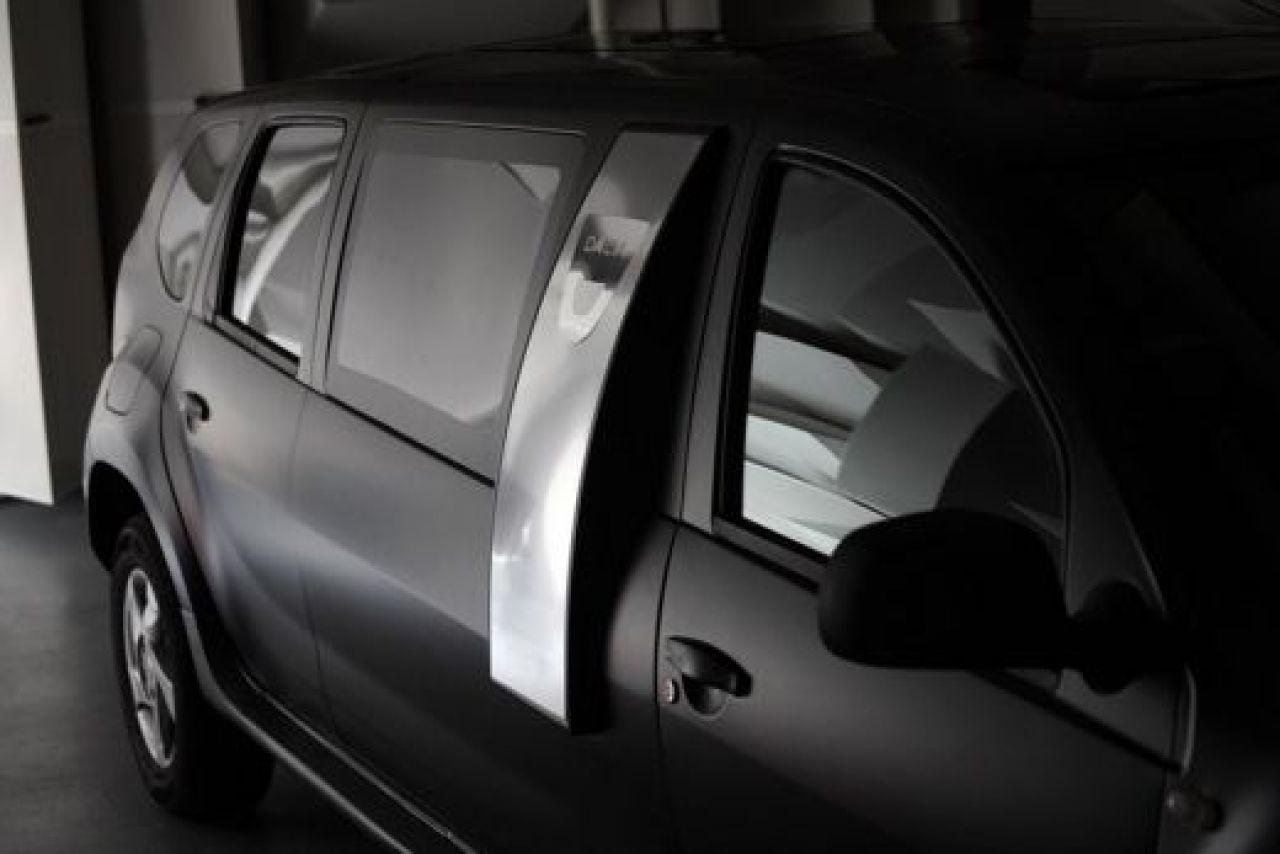 VIDEO: Dacia Duster LIMUZINA arata BESTIAL! Are aproape 6 metri, plasme si conexiune la Android!_3