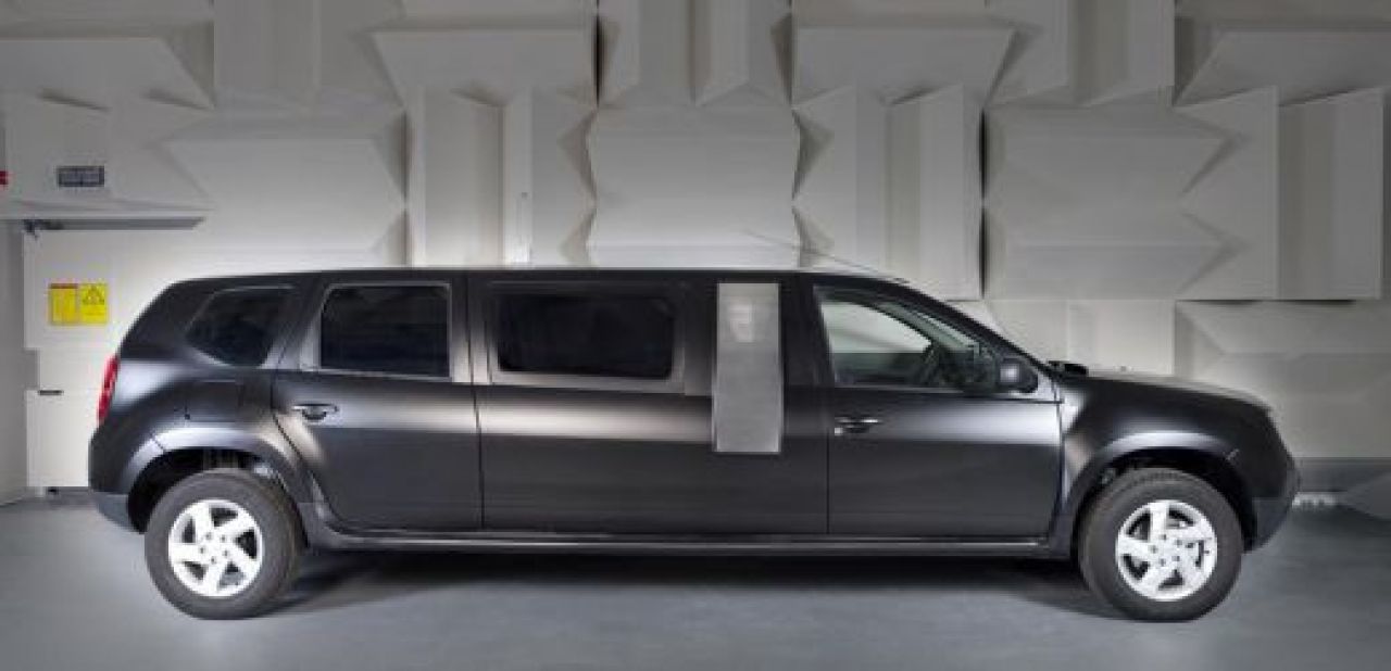 VIDEO: Dacia Duster LIMUZINA arata BESTIAL! Are aproape 6 metri, plasme si conexiune la Android!_5