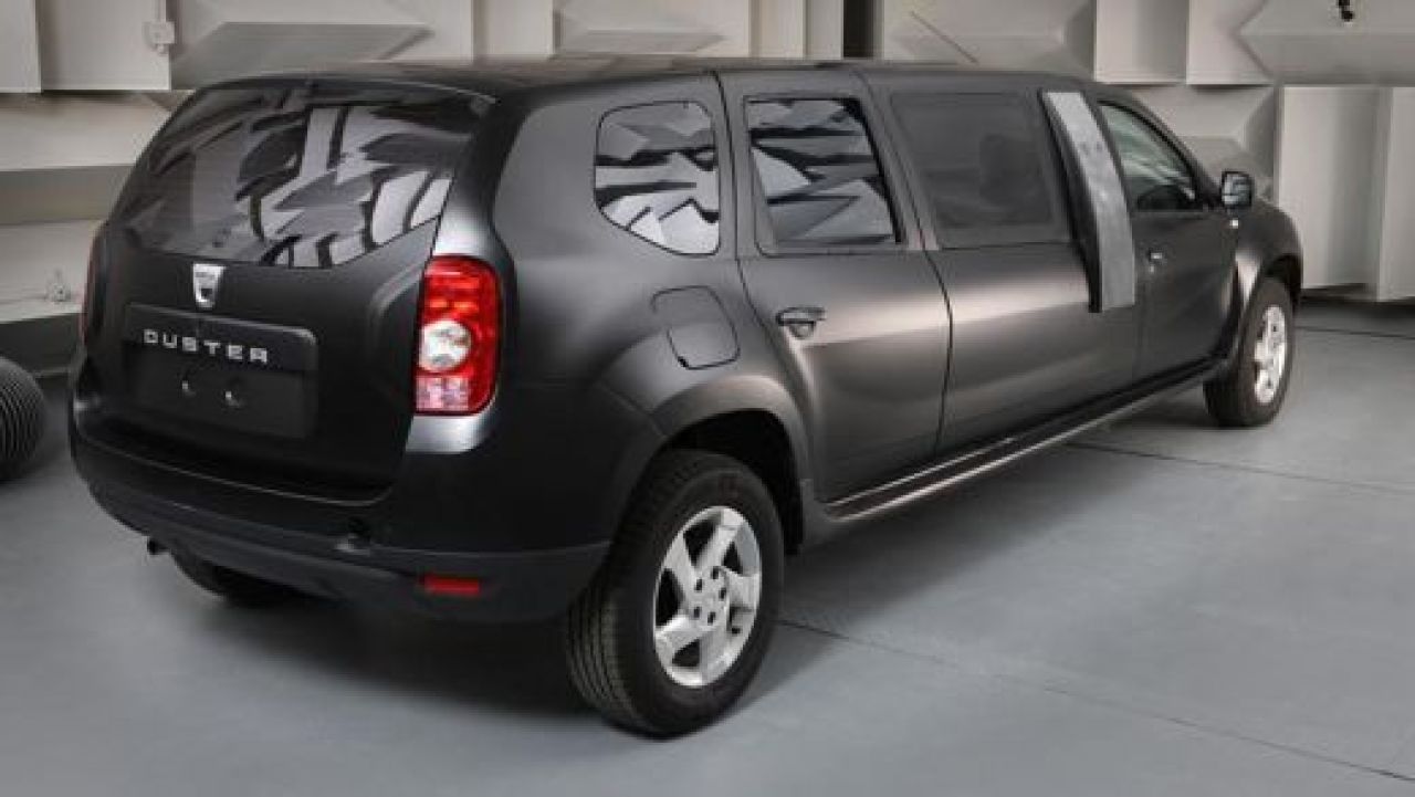 VIDEO: Dacia Duster LIMUZINA arata BESTIAL! Are aproape 6 metri, plasme si conexiune la Android!_6
