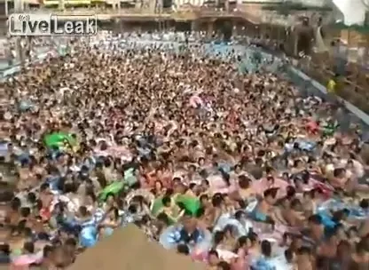 VIDEO Cel mai tare STRAND din lume! Mii de oameni fac valuri intr-o piscina! Unde crezi ca se intampla?