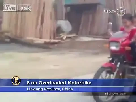 VIDEO GENIAL! Cati chinezi in cap pe o motocicleta? N-o sa ghicesti niciodata :))