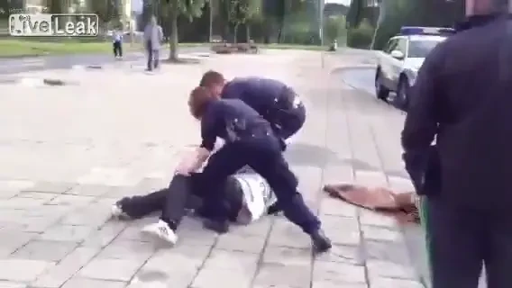 Cu asa o aparare, ne calificam si noi in 94 :) Suedezii au cei mai SLABI politisti din lume! Un BETIV si-a batut joc de ei ca-n desene animate!