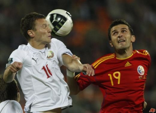 Acest fotbalist nu are curaj sa isi scrie numele pe tricou: Fanii RAD IN HOHOTE! Avem si un roman in aceeasi situatie: