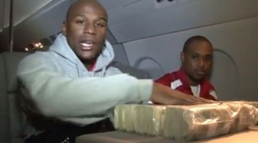 Mayweather s-a filmat in timp ce numara 1.000.000$ in avionul sau personal: Acum sunt liber. AIR Mayweather! VIDEO: