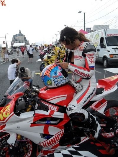 Premiera in Rusia! BOMBA sexy care concureaza cu Paris Hilton! Prima femeie care aduce un campionat de Superbike la Moscova_2