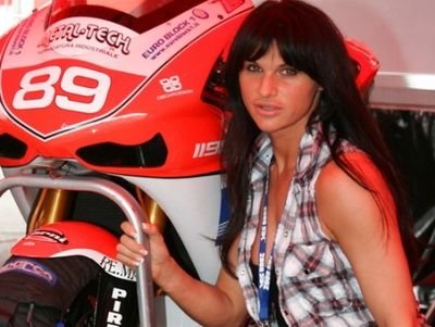 Premiera in Rusia! BOMBA sexy care concureaza cu Paris Hilton! Prima femeie care aduce un campionat de Superbike la Moscova_6