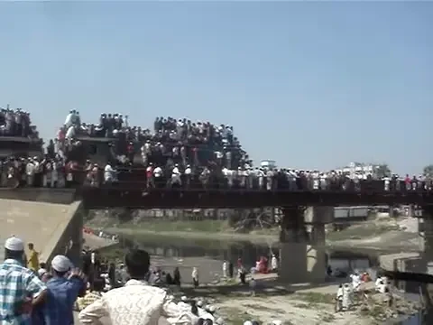 Imaginile astea te vor face sa zici: IMPOSIBIL. Nu exista asa ceva Cum arata un tren AGLOMERAT in India: VIDEO