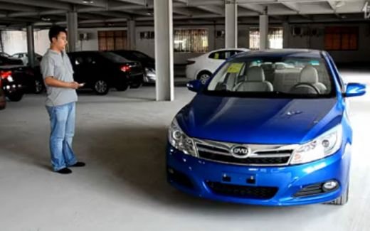 VIDEO Chinezii vor sa SPARGA piata auto! Au lansat masina care se conduce prin TELECOMANDA! Vezi cum se manevreaza: