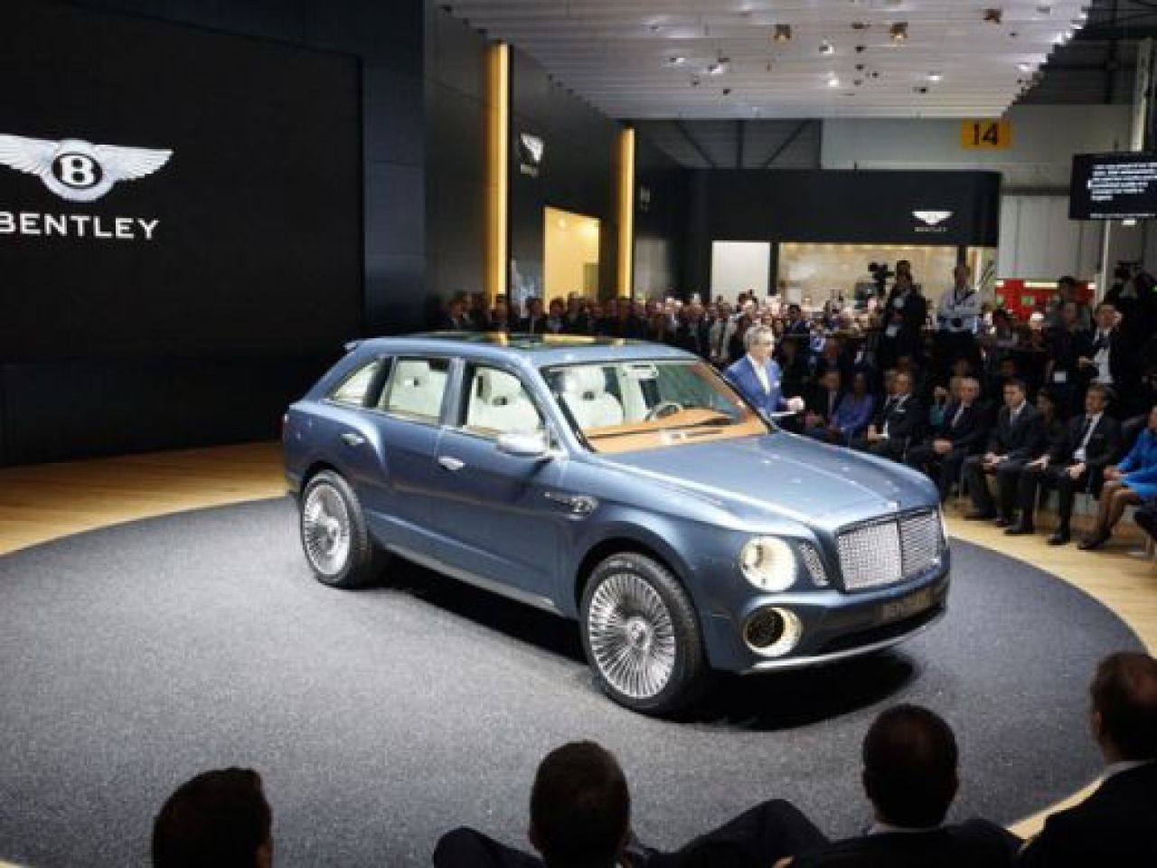 FOTO Bentley muta LUXUL in munti! Cel mai SCUMP SUV din istorie apare din 2015! Vezi cat costa:_6