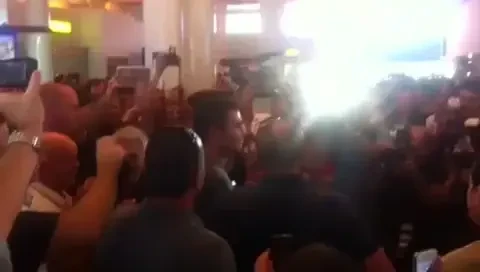 FOTO Isterie in Corsica! Mutu a fost asteptat de sute de fani la aeroport! Ce mesaj le-a transmis: