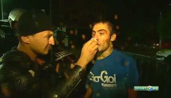 IMPRESIONANT! Cel mai INIMOS jandarm! L-a sters de sange pe stelistul BATUT de STELISTI la Vaslui si a stat langa el pana a venit salvarea!