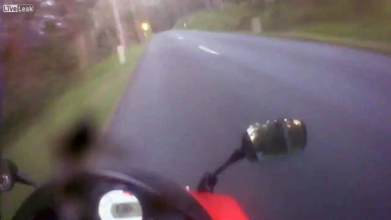 ACCIDENT NEBUN de motocicleta la 175 km/h: Pasagerul din spate a scapat fara nicio zgarietura! VIDEO SOC