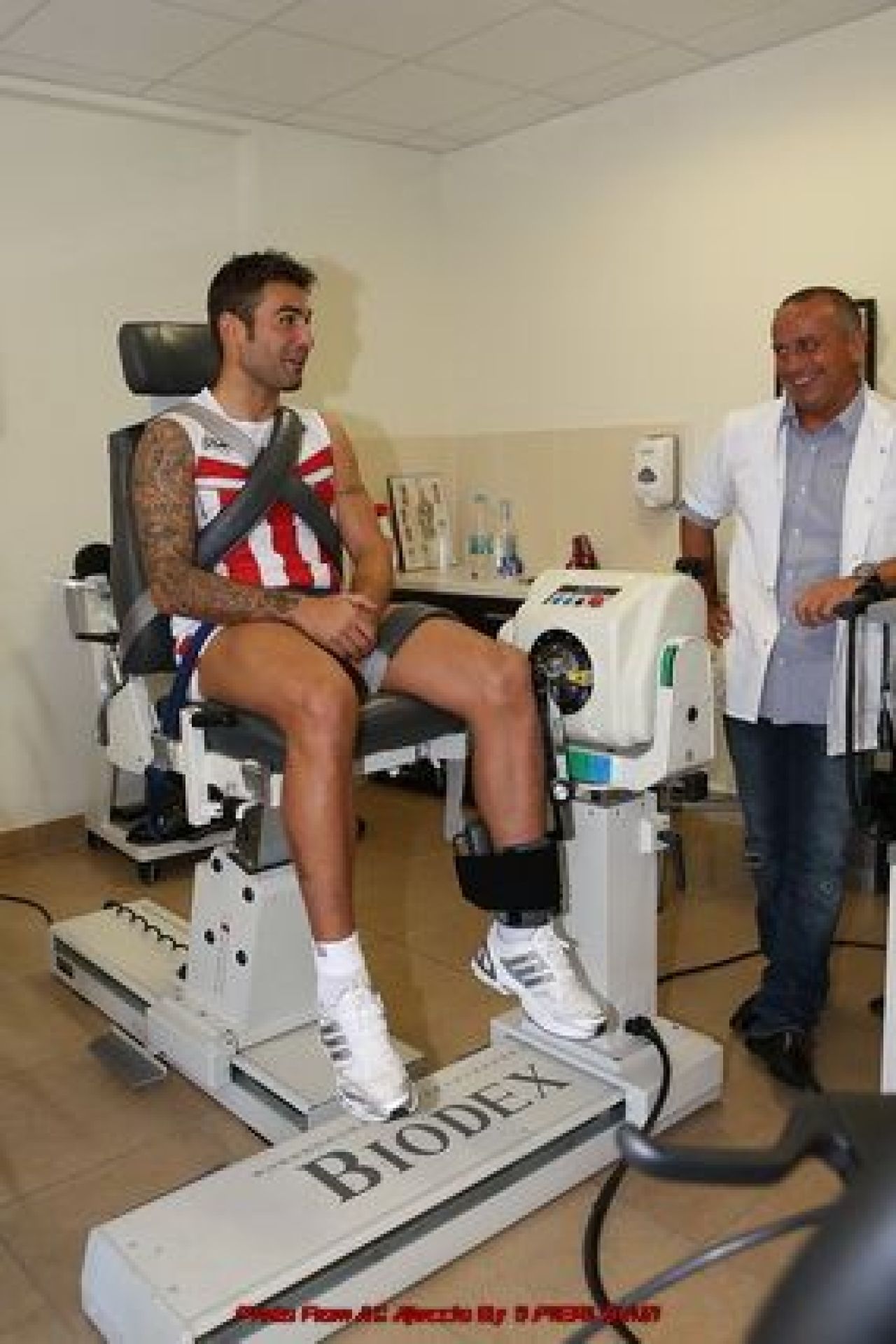 FOTO Mutu face INCONJURUL lumii dupa anuntul ASTA! Cu cine a pozat prima data pe stadionul lui Ajaccio!_2