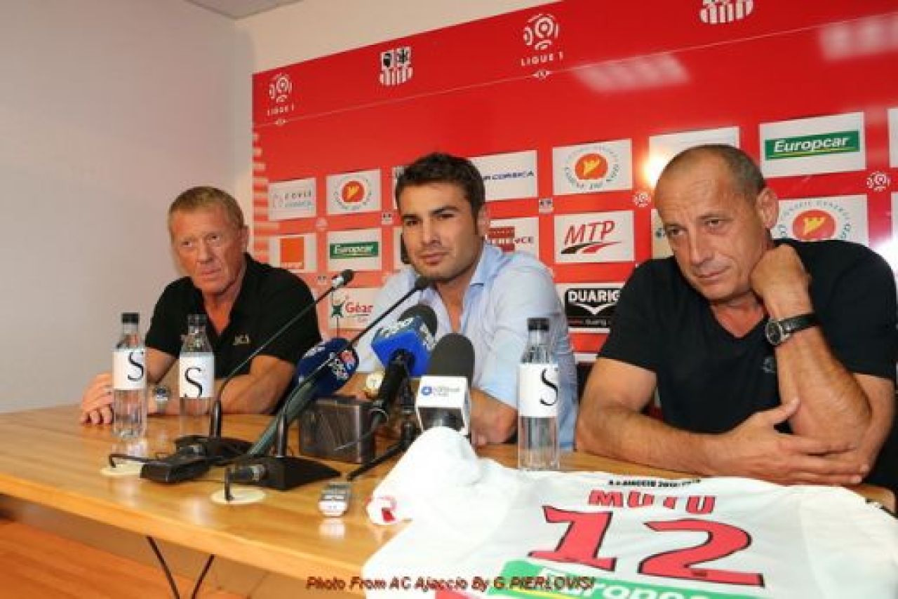 FOTO Mutu face INCONJURUL lumii dupa anuntul ASTA! Cu cine a pozat prima data pe stadionul lui Ajaccio!_4