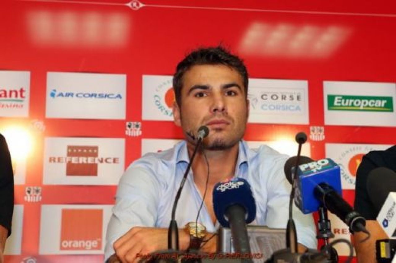 FOTO Mutu face INCONJURUL lumii dupa anuntul ASTA! Cu cine a pozat prima data pe stadionul lui Ajaccio!_8