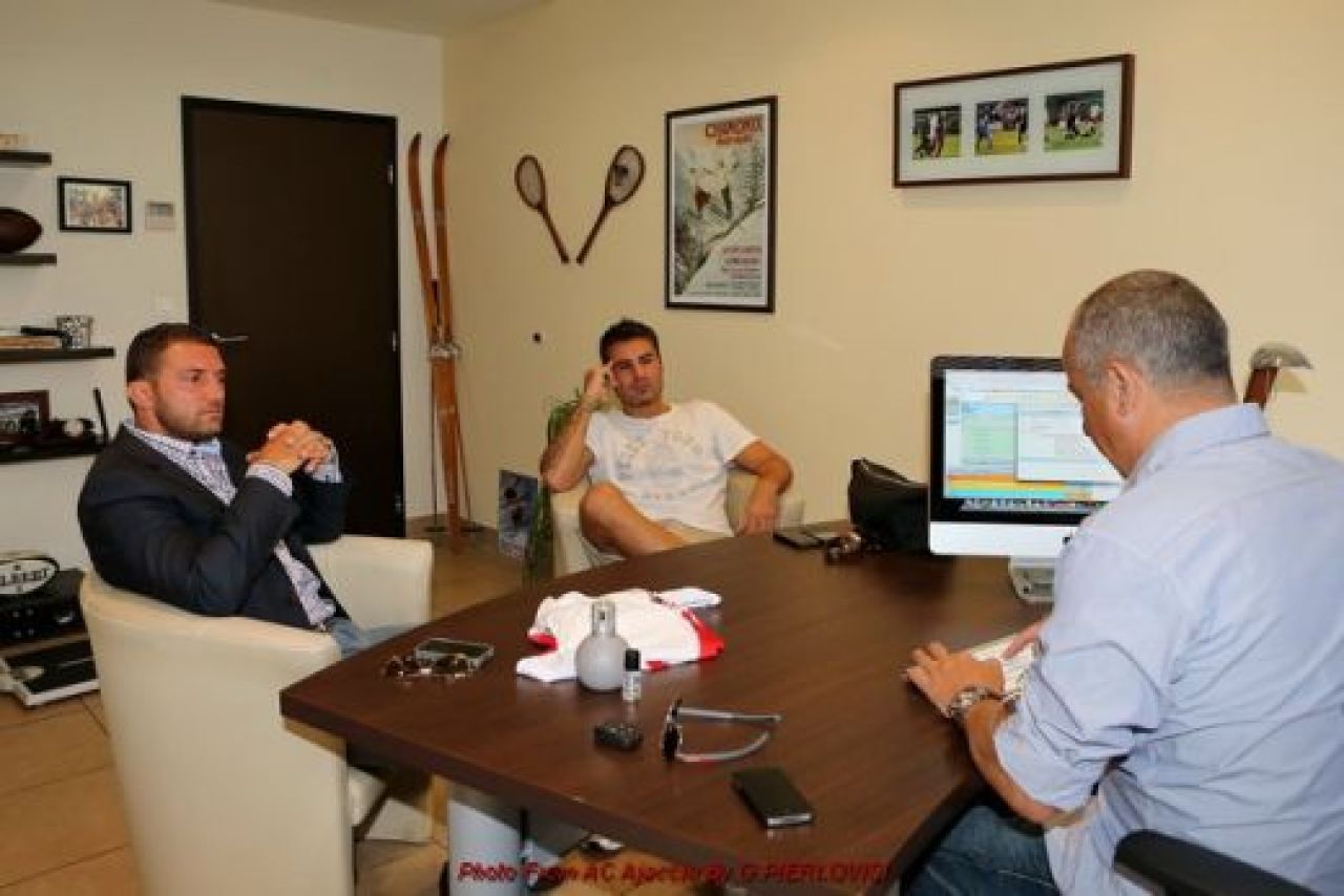 FOTO Mutu face INCONJURUL lumii dupa anuntul ASTA! Cu cine a pozat prima data pe stadionul lui Ajaccio!_17