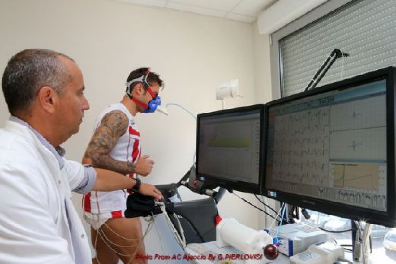 FOTO Mutu face INCONJURUL lumii dupa anuntul ASTA! Cu cine a pozat prima data pe stadionul lui Ajaccio!_29