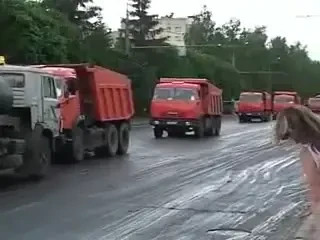 VIDEO GENIAL! Doar in Caracal se poate intampla asa ceva! Zeci de oameni au ramas LIPITI pe o strada proaspat asfaltata! :))