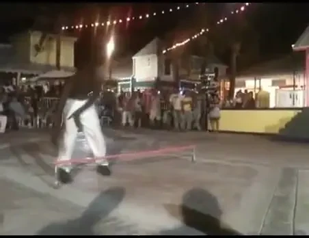 VIDEO GENIAL! Adevaratul Matrix? Cel mai tare dansator de LIMBO! Tu poti asa ceva?