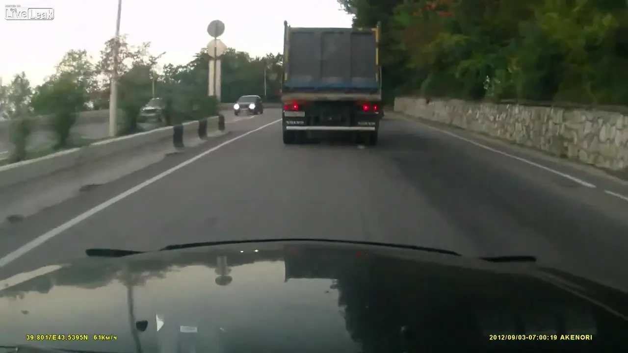 Norocul vine in somn! A ADORMIT pe scuter si s-a trezit dupa ce a fost lovit de un camion! VIDEO DEMENTIAL
