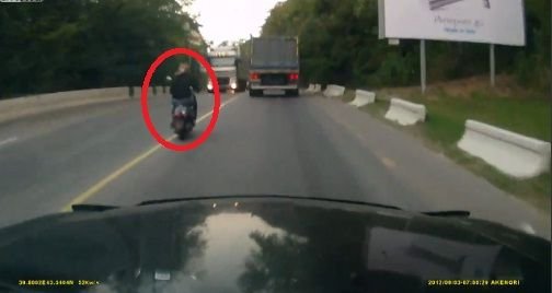 Un scuterist adormit a fost trezit din somn de un CAMION de 12 TONE: A scapat fara nicio zgarietura! VIDEO INCREDIBIL