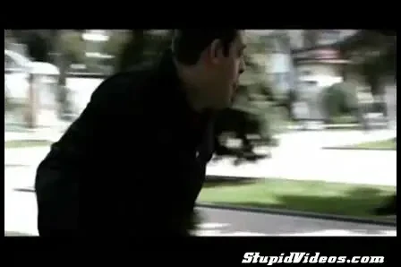 Ba, omorati-l pe handicapatul asta! N-ai mai ras IN VIATA ta in halul asta! Un CRETIN face HAOS in oras! VIDEO DEMENTIAL cu camera ascunsa