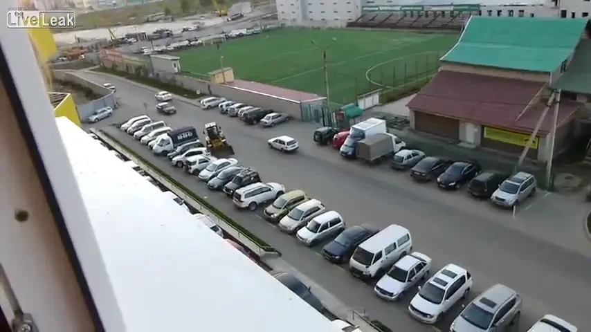 VIDEO Ce-ai facut, Dorele? A facut PRAF o parcare intreaga cu ESCAVATORUL! Zeci de oameni au vrut sa-l LINSEZE!