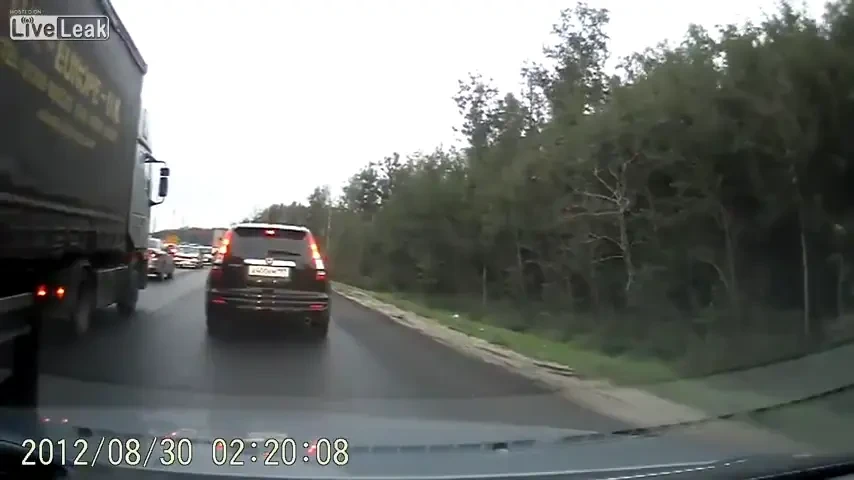 VIDEO A vrut sa fie cel mai SMECHER de pe sosea, dar si-a facut masina PRAF! Cum a comis-o ACEST sofer din Rusia: