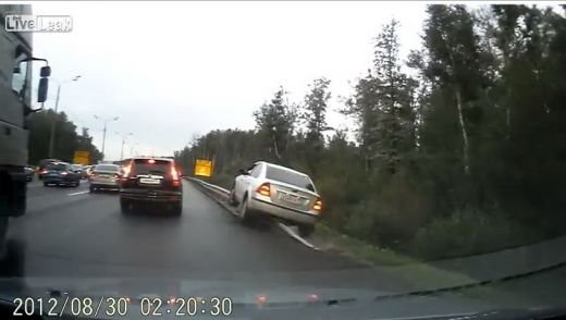 VIDEO A vrut sa fie cel mai SMECHER de pe sosea, dar si-a facut masina PRAF! Cum a comis-o ACEST sofer din Rusia: