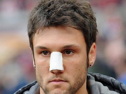 INCREDIBIL! Fanii unei echipe cu traditie din Germania au batut un jucator! Clubul i-a intrerupt contractul: E cel mai bine asa