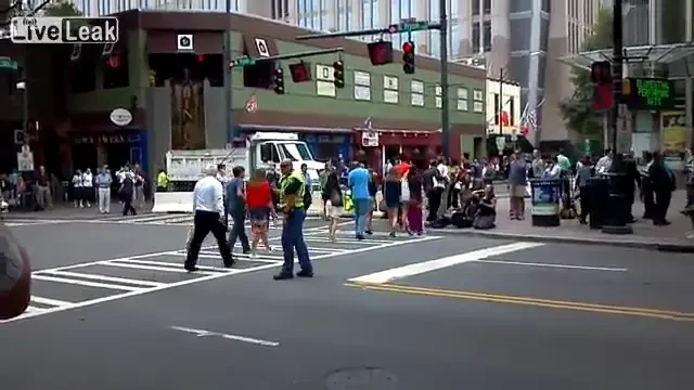 Ai mai vazut asa ceva? Politistul care face BALET in intersectie! Toata lumea il aplauda! VIDEO SENZATIONAL