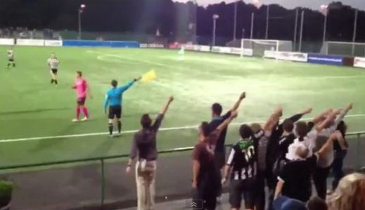 VIDEO CATERINCA MAXIMA: Suporterii l-au facut sa PLANGA pe tusier, iar ei s-au prapadit de ras! Cum terorizezi LEGAL un arbitru :)