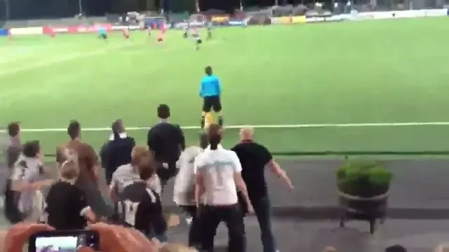 VIDEO CATERINCA MAXIMA: Suporterii l-au facut sa PLANGA pe tusier, iar ei s-au prapadit de ras! Cum terorizezi LEGAL un arbitru :)