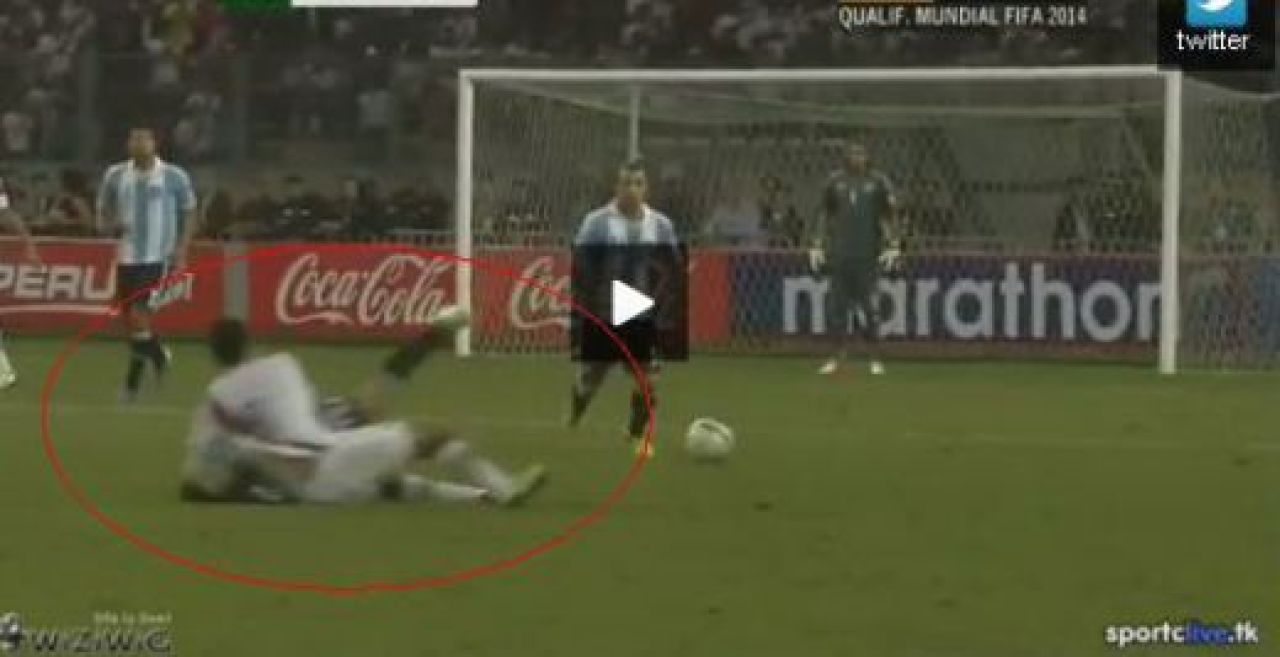 VIDEO: Accidentare HORROR: Fernando Gago a fost calcat pe cap si a ramas lat in meciul cu Peru! UPDATE Gago retinut in spital pentru 24 de ore_1