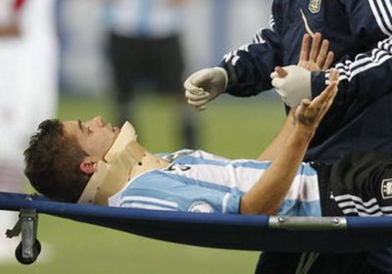VIDEO: Accidentare HORROR: Fernando Gago a fost calcat pe cap si a ramas lat in meciul cu Peru! UPDATE Gago retinut in spital pentru 24 de ore_3