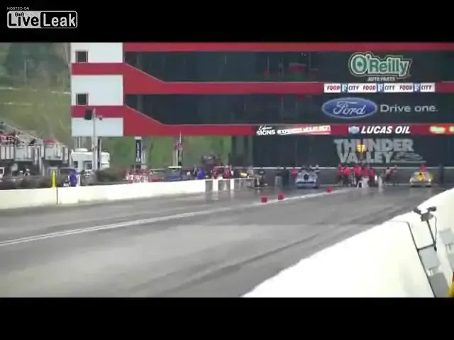 VIDEO Cel mai NOROCOS cameraman! A scapat de MOARTE la un accident HORROR pe pista! Vezi cum a scapat: