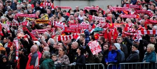 Acesta este CEL MAI EMOTIONANT You ll never walk alone din istorie! VIDEO Cum a cantat intreg orasul imnul