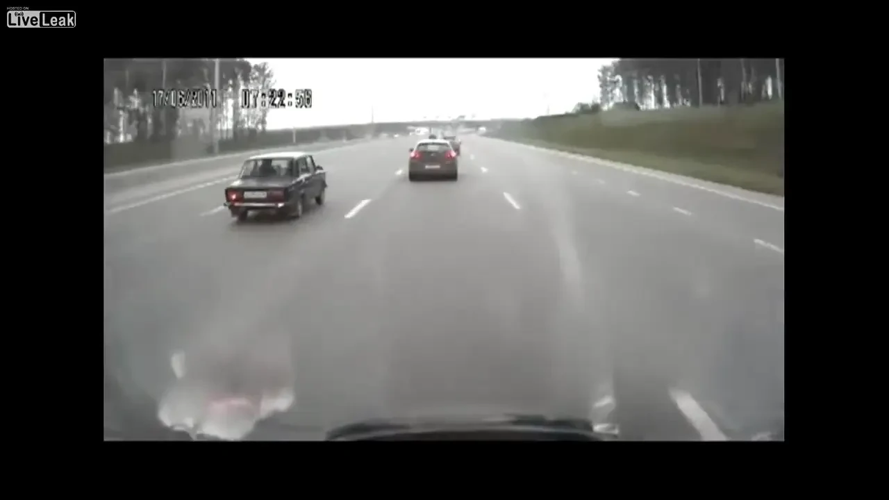 VIDEO L-a lovit de nicaieri! Cel mai CIUDAT accident pe sosea! S-a trezit cu un CAUCIUC direct in fata: