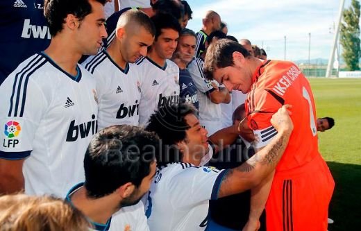 Ziua care i-a redat zambetul lui Cristiano Ronaldo! Gestul emotionant pe care l-a facut in fata unui jucator STELAR! FOTO SENZATIONAL din vestiarul Realului_16