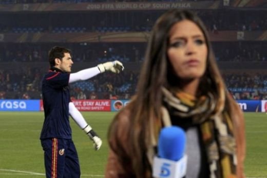 Casillas se poate lasa linistit de fotbal :) Sara Carbonero a ajuns sa fie cea mai bine platita jurnalista din Spania: vezi ce salariu are!