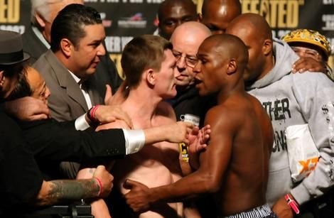 Asta sigur e cel mai tampit boxer din istorie: Un fost campion mondial a fost batut de TATAL SAU! Mayweather vrea un meci cu seniorul :))