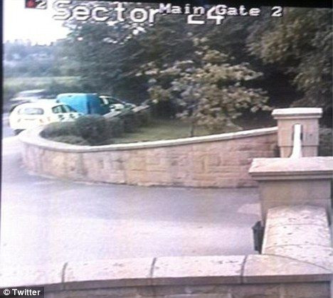 GENIAL! Am ras cu lacrimi asta-seara! M-am uitat o ora la unu cum incerca sa-mi fure din casa! Ce fost Balon de Aur a postat acest mesaj pe Twitter: