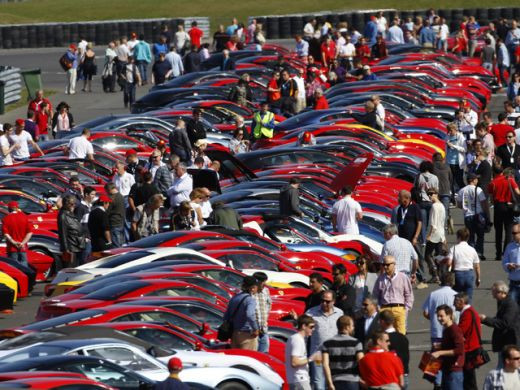 VIDEO RECORD MONDIAL! Cate Ferrari-uri incap pe o sosea? Furie ROSIE la Silverstone! Super imagini: