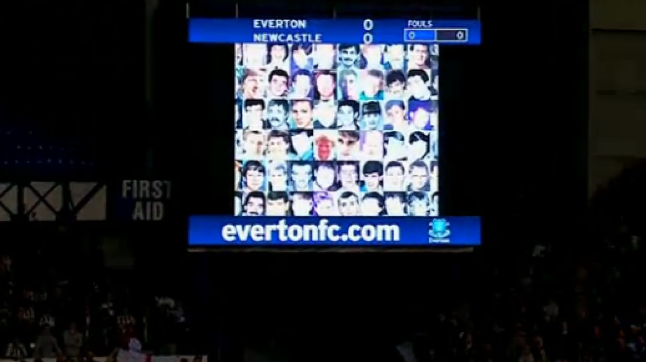 Emotionant! S-au batut mai mult de 100 de ani, dar ieri s-au declarat FRATI! Gestul superb al fanilor lui Everton a facut milioane de oameni sa planga: SUPER FOTO! _1