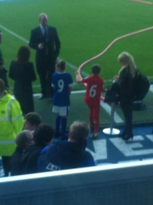 Emotionant! S-au batut mai mult de 100 de ani, dar ieri s-au declarat FRATI! Gestul superb al fanilor lui Everton a facut milioane de oameni sa planga: SUPER FOTO! _2