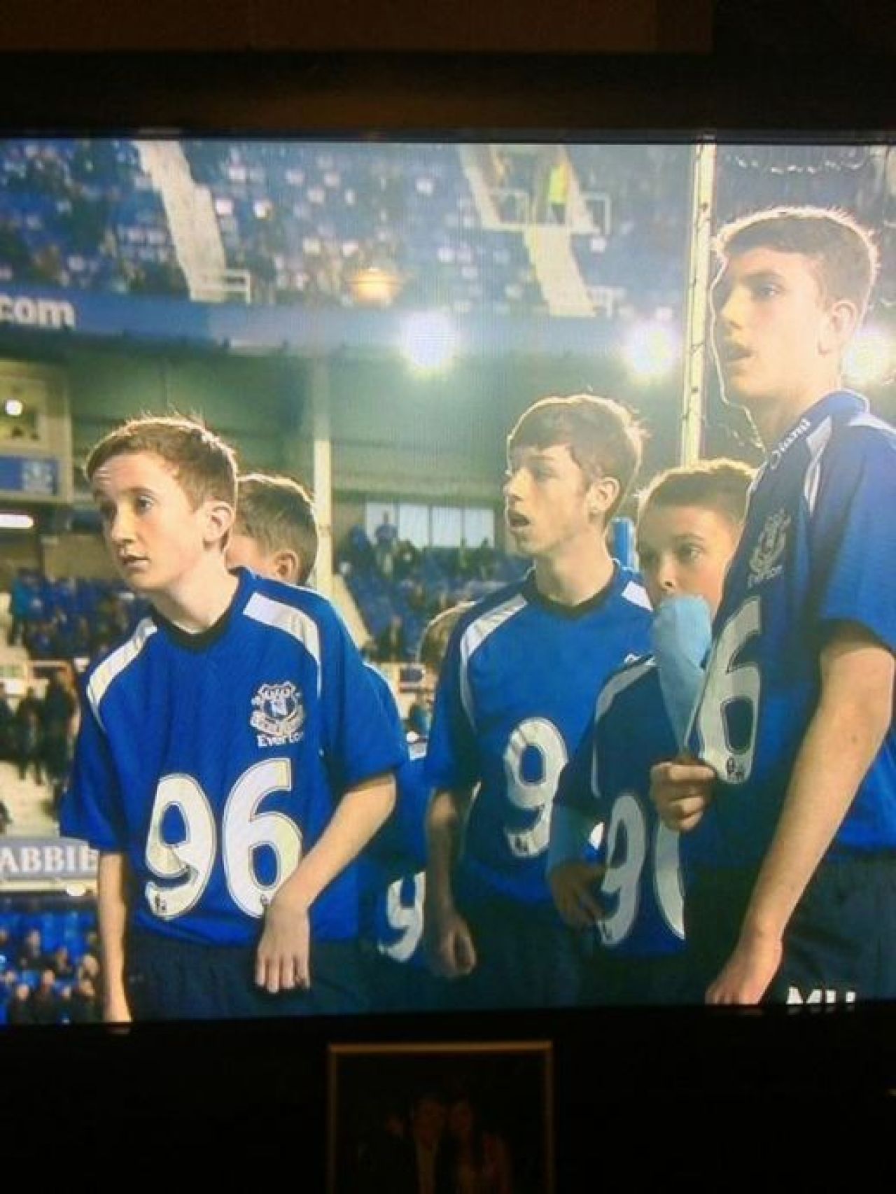 Emotionant! S-au batut mai mult de 100 de ani, dar ieri s-au declarat FRATI! Gestul superb al fanilor lui Everton a facut milioane de oameni sa planga: SUPER FOTO! _3