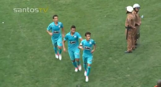 Neymar a cantat hip hop si a stat cat Ronaldo sa-si faca freza! VIDEO dintr-un vestiar GENIAL! Cum a facut tactica inainte de meci